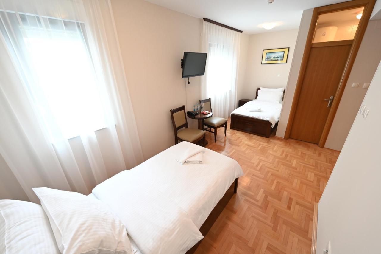 Hotel "Jkc Banja Luka" Exteriör bild